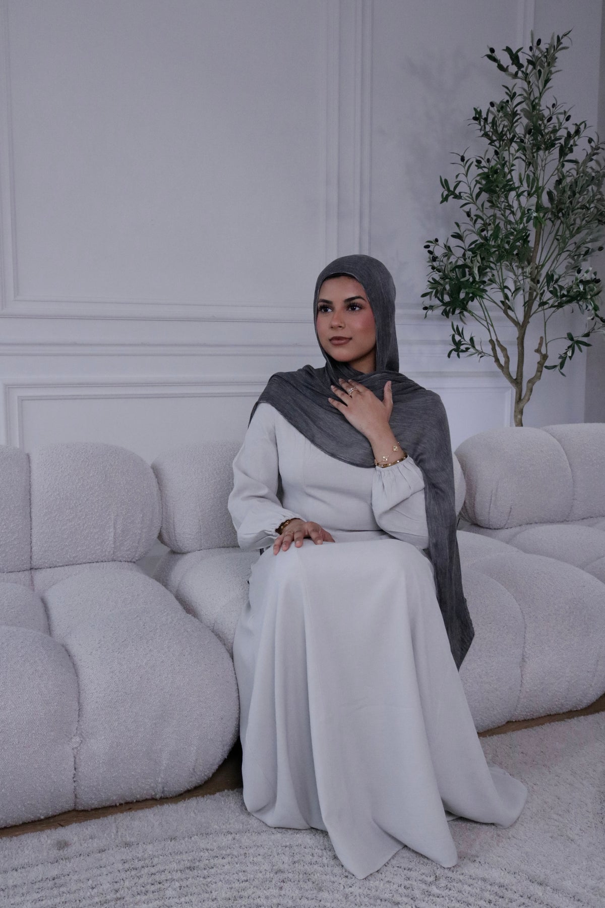 Pebble light grey modal crinkle hijab – Zahriya
