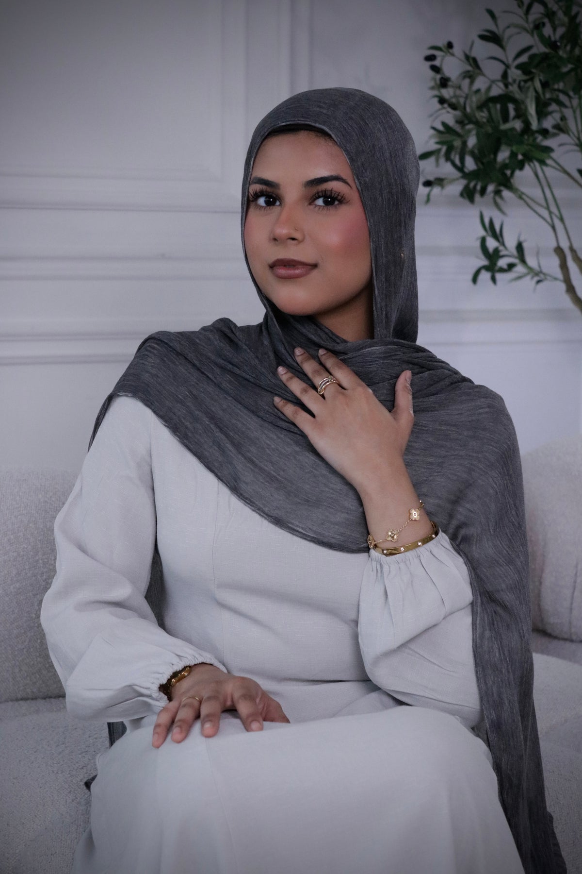 Pebble light grey modal crinkle hijab – Zahriya